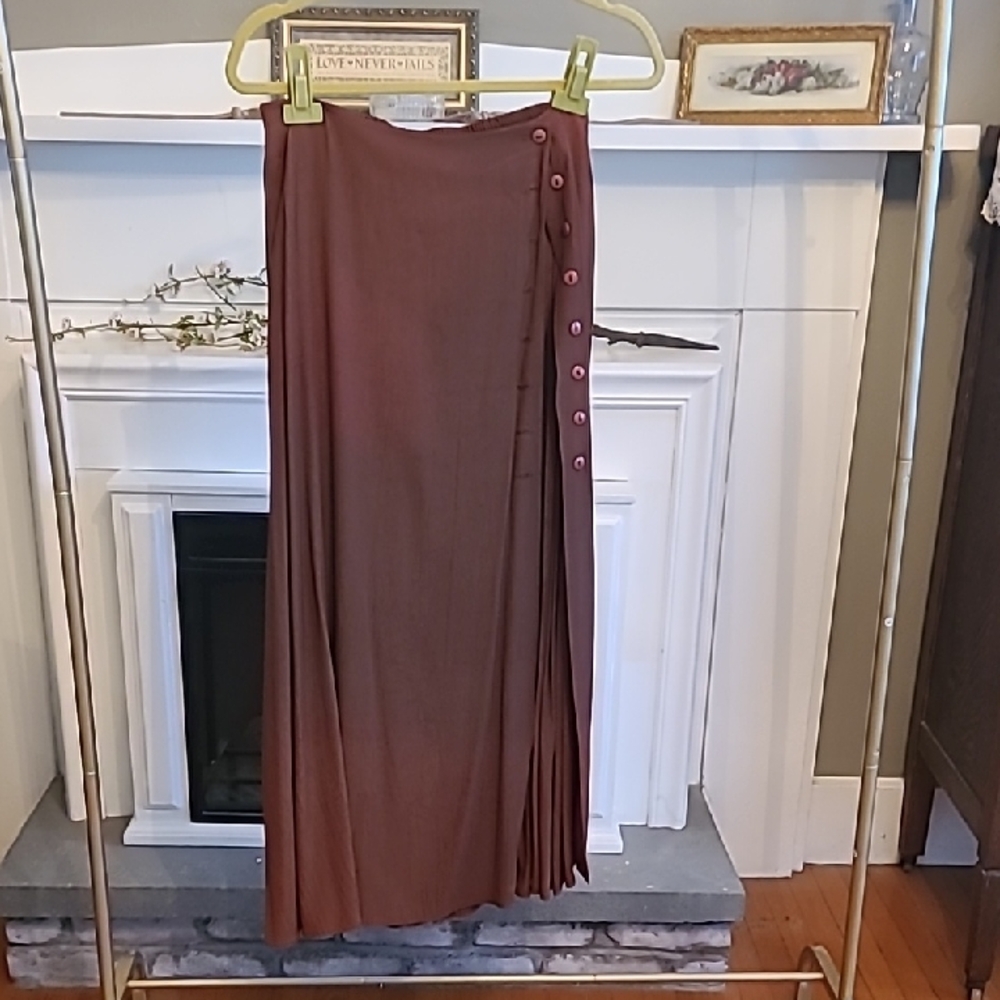 Chic Button-Accent Maxi Skirt in Rich Brown